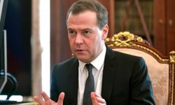 Будем работать четыре дня в неделю: к чему призывает Медведев?