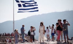 Греция одобрила въезд россиянам, вакцинированным «Спутником V»