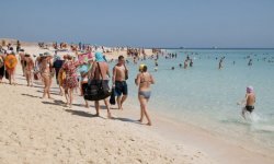 На курортах Египта рекордные +40 градусов: россияне не вылезают из моря