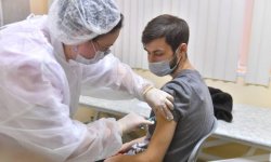Врач раскрыл опасность массовой вакцинации против COVID-19