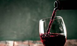 Петербурженке выставили счет на 89 тысяч рублей за дегустацию вина в аэропорту Пулково