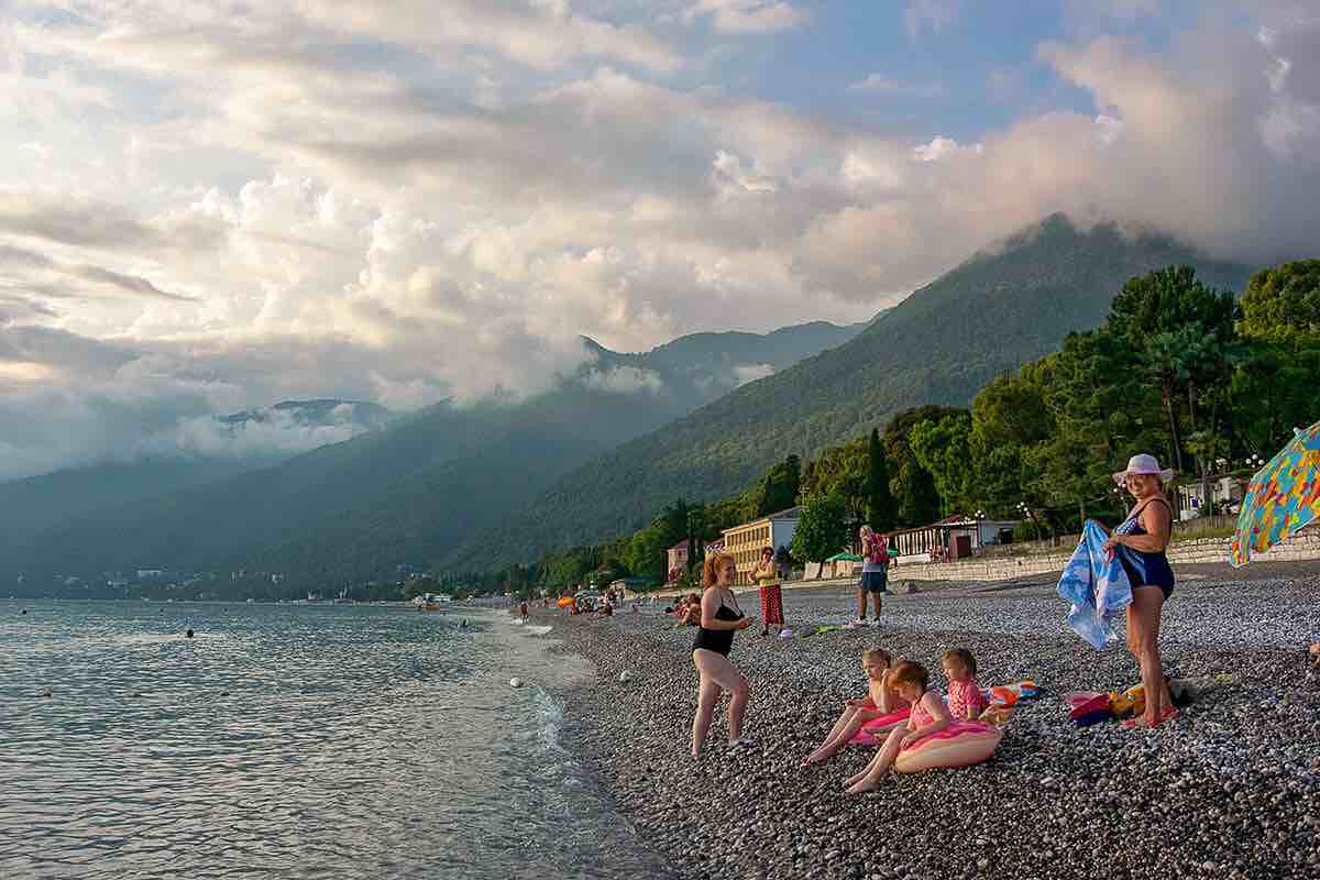 Хочу в абхазию отдыхать. Пляж Гагра Абхазия 2020. Сочи пляж Гагра. Пляж Гагра Абхазия 2021. Гагра Абхазия 2022.