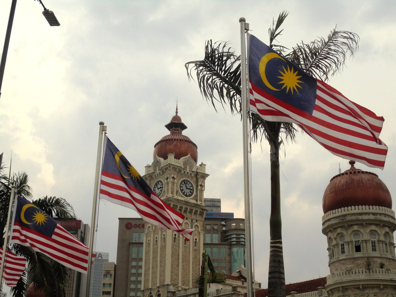 Устройство малайзии. Флаг Малайзии. Куала-Лумпур Малайзия флаг. Флаг Куала Лумпур Страна Малайзия. Независимость Малайзии.