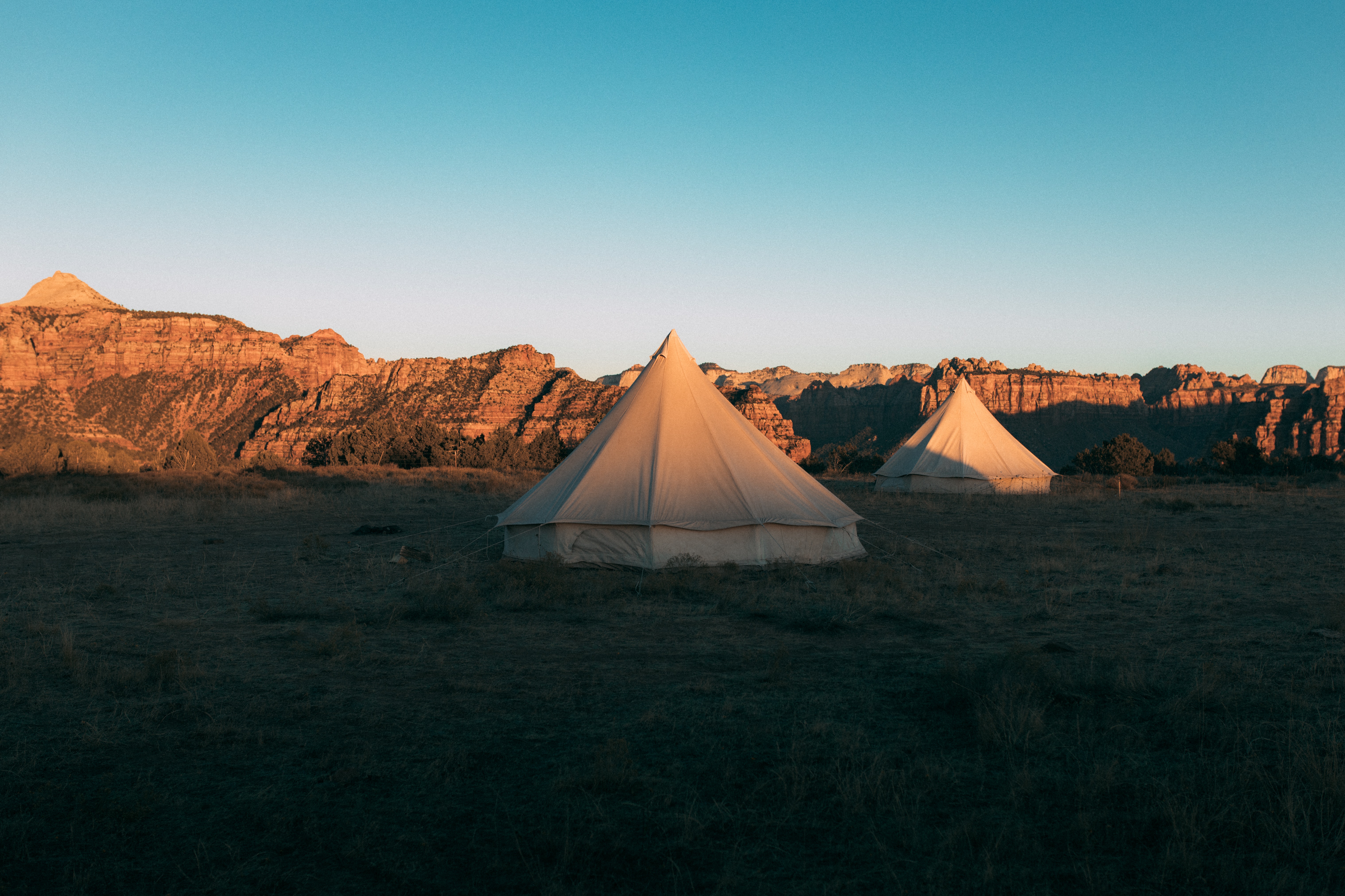 Глэмпинг белая скала. Глэмпинг Иордания. Camp Hill range. Белые шатры пирамиды установлены прямо в море.